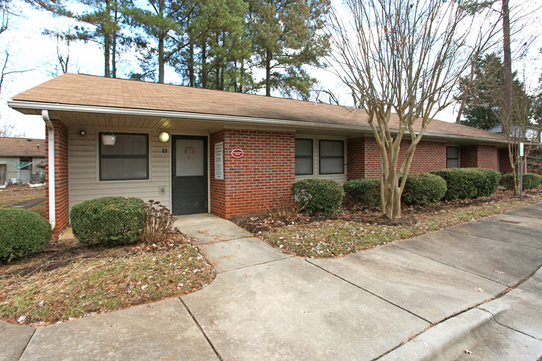 Lakespring Apartments in Greensboro, NC - Building Photo