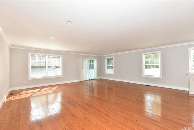 10 Dunes Ln in Port Washington, NY - Building Photo - Building Photo