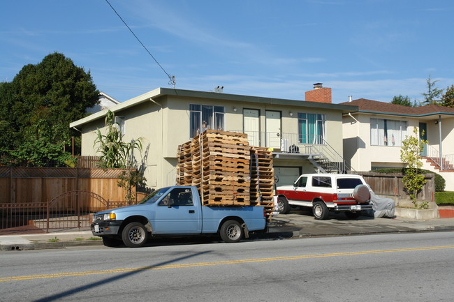 817 Linden Ave in South San Francisco, CA - Foto de edificio - Building Photo