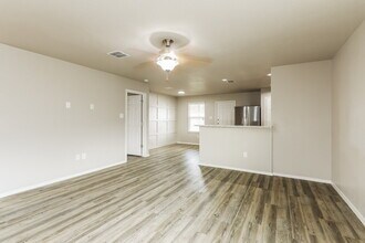 3215 Pedernales Dr in San Antonio, TX - Foto de edificio - Building Photo