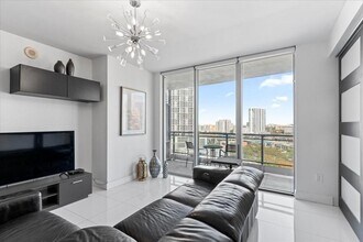 90 SW 3rd St, Unit 1607 in Miami, FL - Building Photo - Building Photo