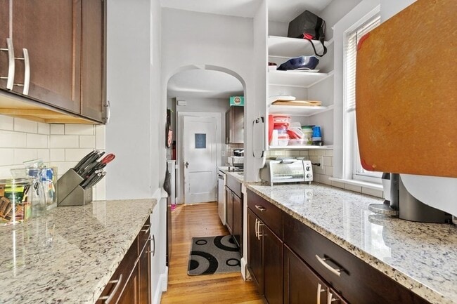 28 Warwick Rd, Unit 1 in Watertown, MA - Foto de edificio - Building Photo