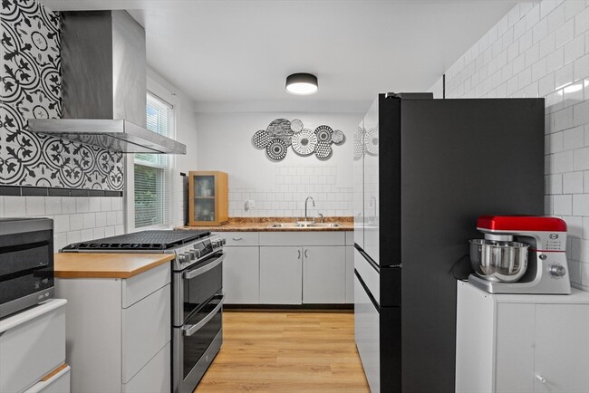 39 Grandfield St in Dedham, MA - Building Photo - Building Photo