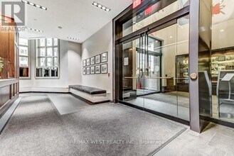 426 University Ave in Toronto, ON - Building Photo - Building Photo