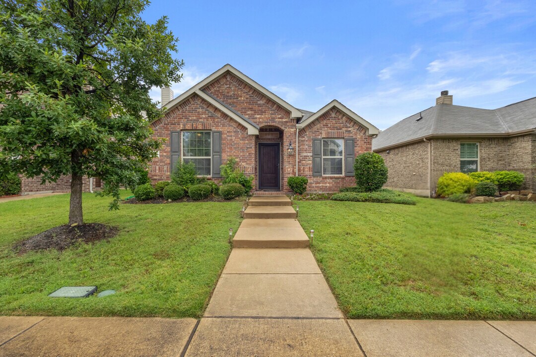 617 Wounded Knee Dr in Cross Roads, TX - Building Photo