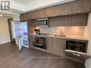 50-250 McCaul St in Toronto, ON - Building Photo - Building Photo