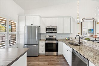 302 Newport Dr in Naples, FL - Building Photo - Building Photo