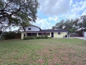 1008 Lady Guinevere Dr in Valrico, FL - Foto de edificio - Building Photo