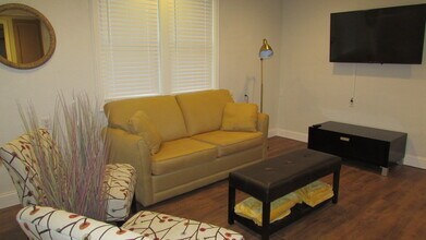530 10th St, Unit Unit A in Sacramento, CA - Foto de edificio - Building Photo