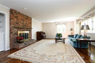 930 Fairway Ln in Mamaroneck, NY - Building Photo - Building Photo