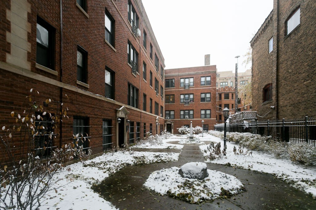1360-64 E 52nd St in Chicago, IL - Foto de edificio