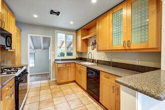 5863 Alonzo Ave in Encino, CA - Foto de edificio - Building Photo