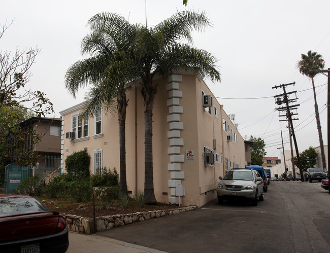 11621 Mayfield Ave in Los Angeles, CA - Foto de edificio - Building Photo