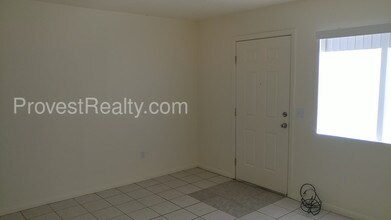 16248 Yucca St-Unit -Unit B in Hesperia, CA - Foto de edificio - Building Photo