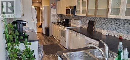 17 Kelvin Ave in Toronto, ON - Building Photo - Building Photo