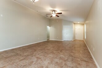 402 Maple Pointe Dr in Seffner, FL - Building Photo - Building Photo