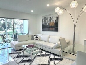 5051 W Oakland Park Blvd in Lauderdale Lakes, FL - Building Photo - Building Photo