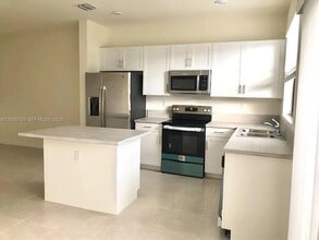 3276 W 106th Ter in Hialeah, FL - Building Photo - Building Photo