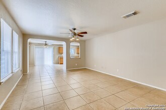 9042 Camino Rey in San Antonio, TX - Building Photo - Building Photo