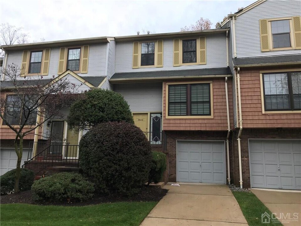 3604 Springbrook Dr in Edison, NJ - Building Photo
