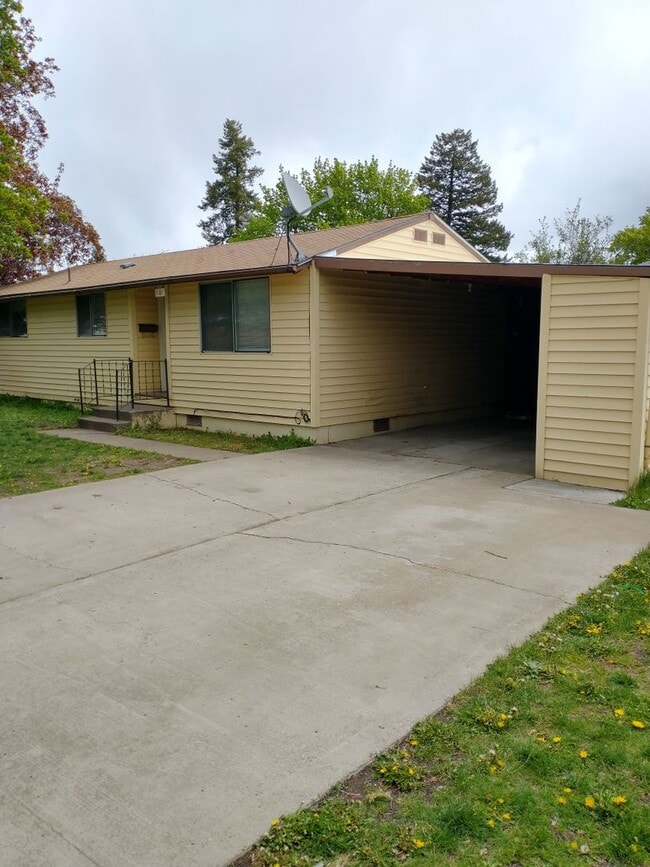 1101 Cedar St in La Grande, OR - Foto de edificio - Building Photo