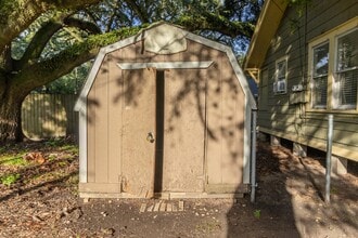 104 S Beauregard St in Alvin, TX - Building Photo - Building Photo