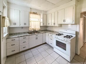 24 Roosevelt Ave in Jersey City, NJ - Building Photo - Building Photo