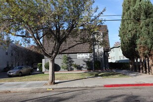 6819 Variel Ave in Woodland Hills, CA - Building Photo