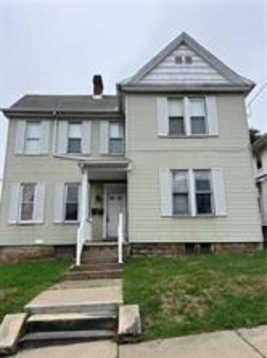 105 E Hallam Ave in Washington, PA - Building Photo