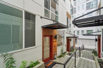 909 Hiawatha Pl S in Seattle, WA - Building Photo - Building Photo