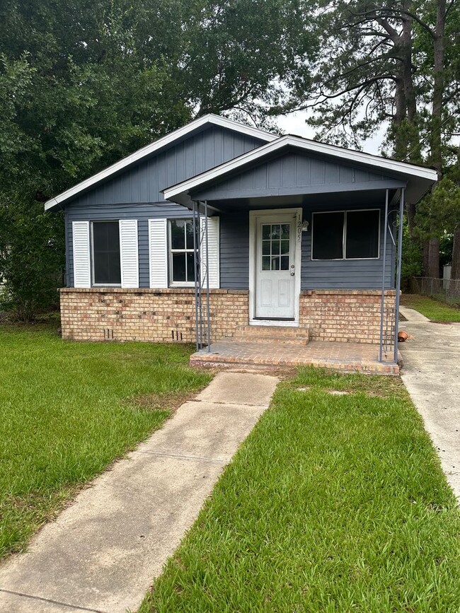 property at 1205 S Magnolia St