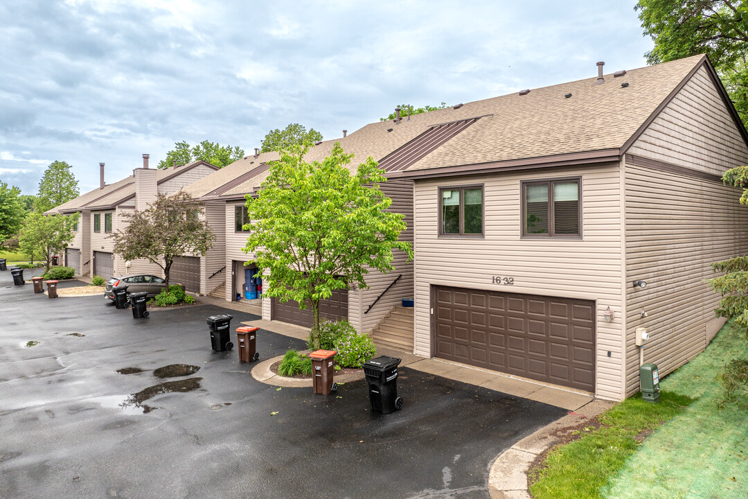 Maple Park Shores in Maplewood, MN - Building Photo