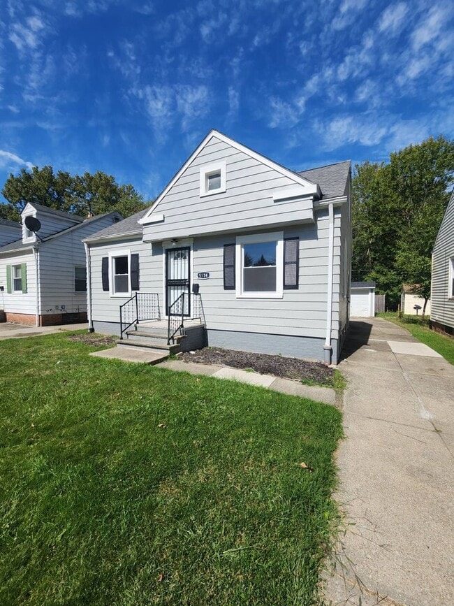 5574 Waterbury Ave in Maple Heights, OH - Building Photo - Building Photo