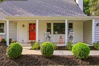 13007 Melville Ln in Fairfax, VA - Foto de edificio - Building Photo