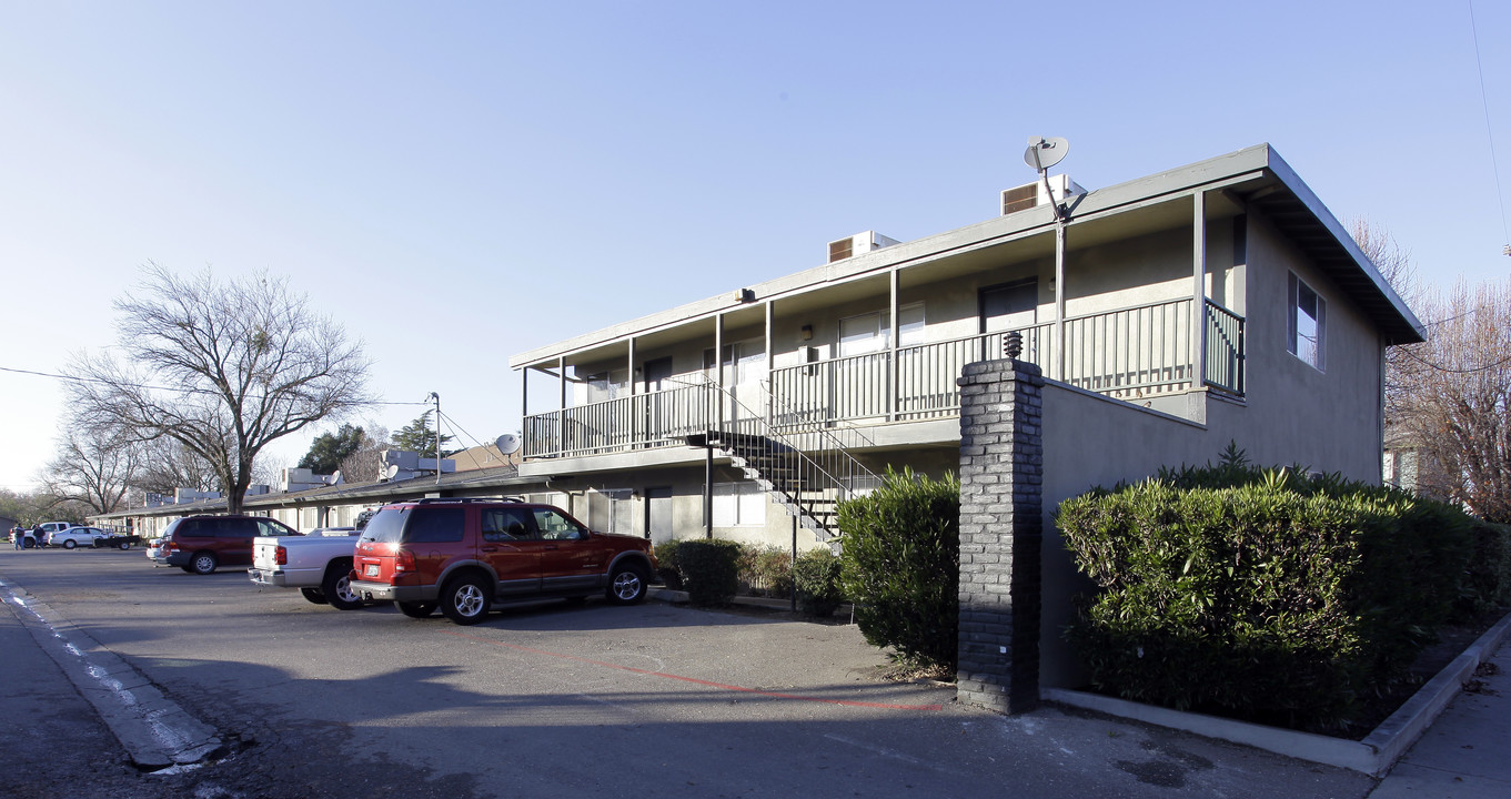 Jefferson Manor in Woodland, CA - Building Photo