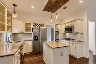 6314 Old Harbor Ln in Austin, TX - Foto de edificio - Building Photo