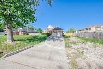 1189 Lovett St in Tomball, TX - Foto de edificio - Building Photo