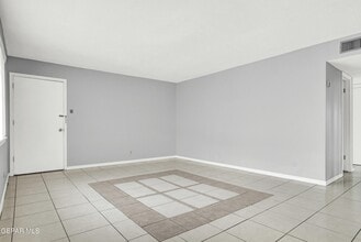 333 Eubank Ct in El Paso, TX - Building Photo - Building Photo