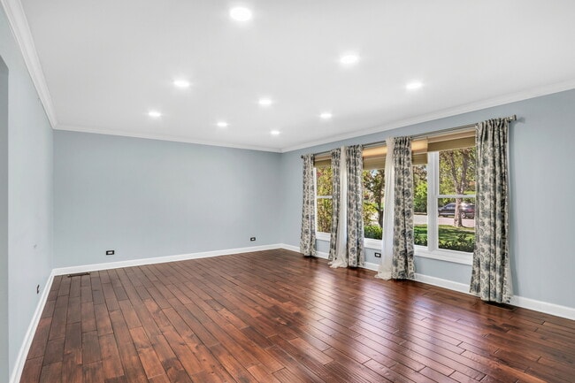 107 E Burr Oak Dr in Arlington Heights, IL - Building Photo - Building Photo
