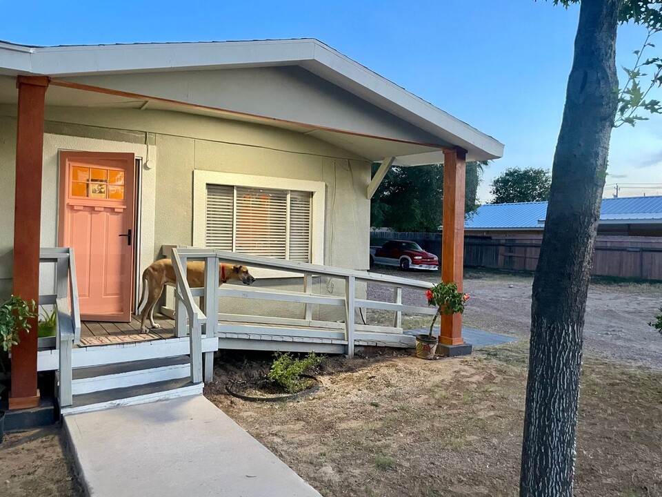 419 E San Pedro St in Laredo, TX - Building Photo