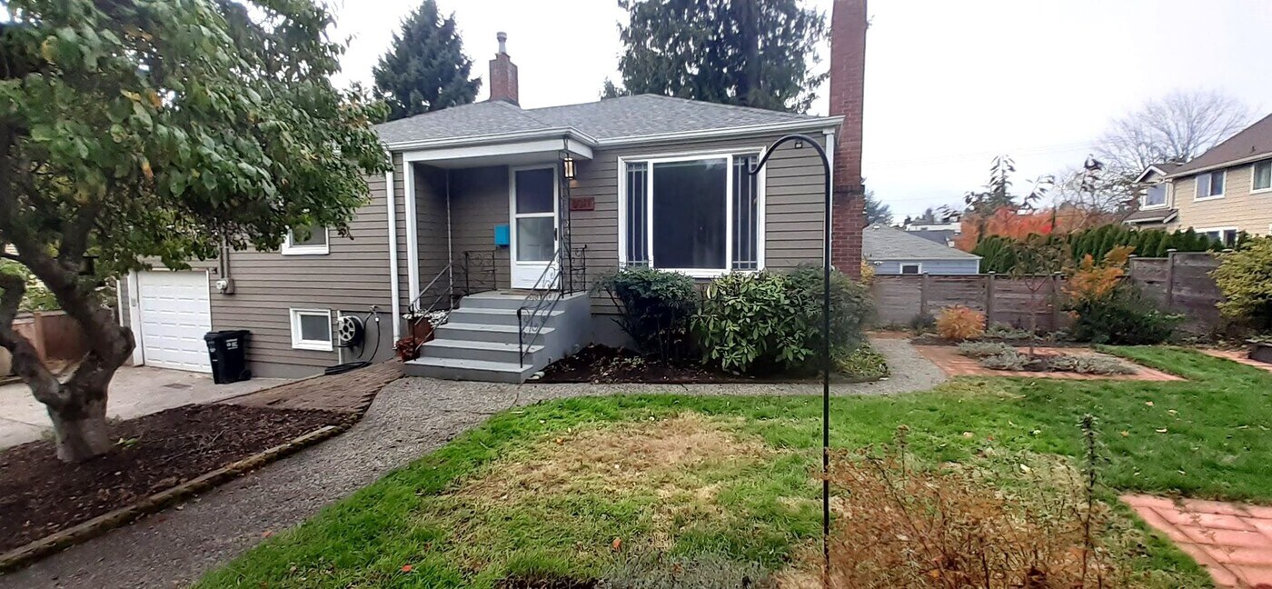 8011 Burke Ave N in Seattle, WA - Building Photo