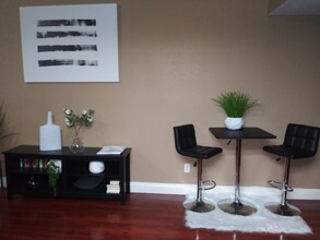 6892 Cal Valley Way in Sacramento, CA - Foto de edificio - Building Photo