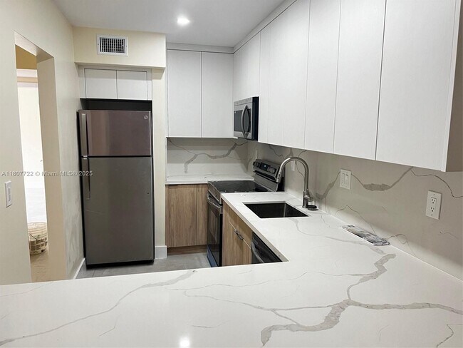 7959 SW 104th St in Miami, FL - Building Photo - Building Photo