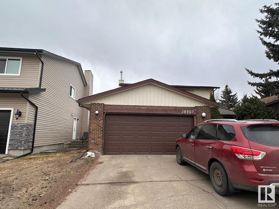 18307-18377 77 Ave NW in Edmonton, AB - Building Photo