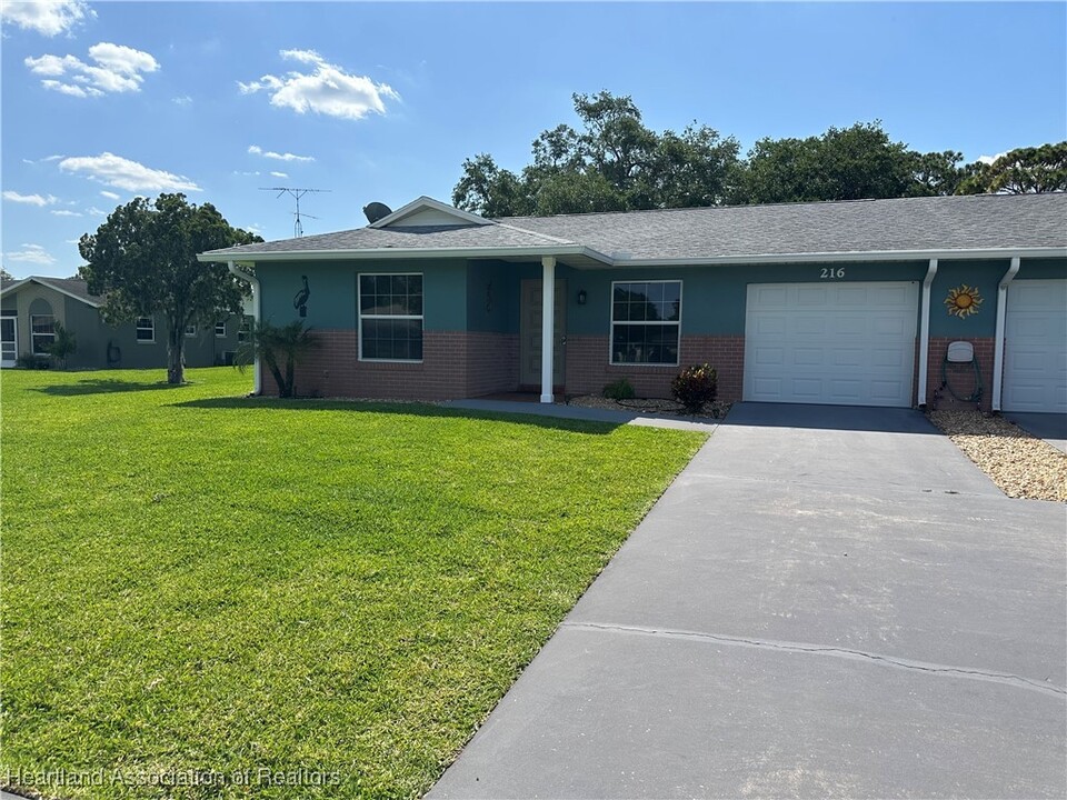 216 Mimosa Ct in Sebring, FL - Foto de edificio