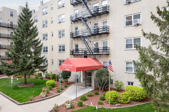 Central Court Condominiums in Fort Lee, NJ - Building Photo - Building Photo