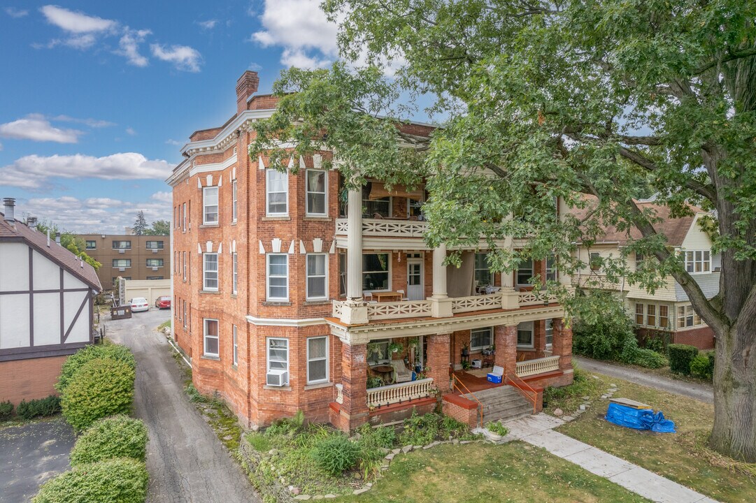2130 Scottwood Ave in Toledo, OH - Building Photo