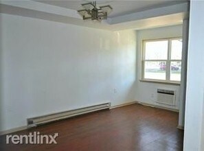 6176 Edward St in Norfolk, VA - Foto de edificio - Building Photo