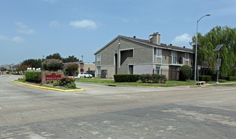 Meadows on the Mews in Houston, TX - Building Photo