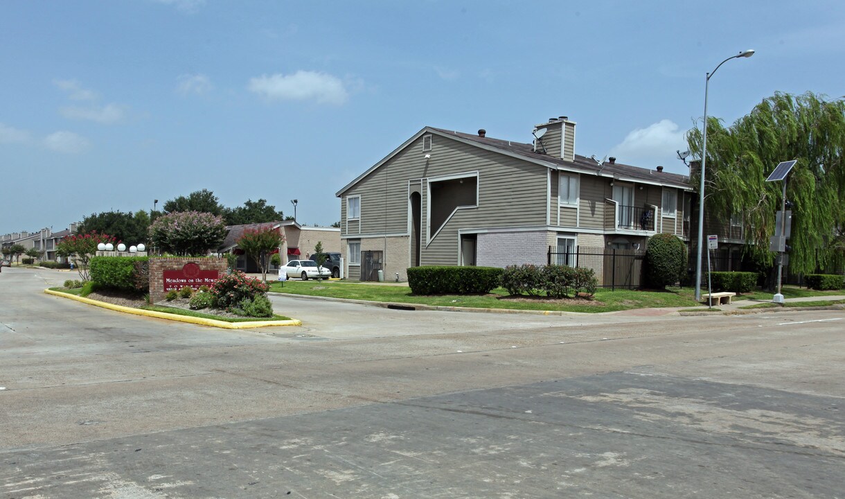 Meadows on the Mews in Houston, TX - Building Photo